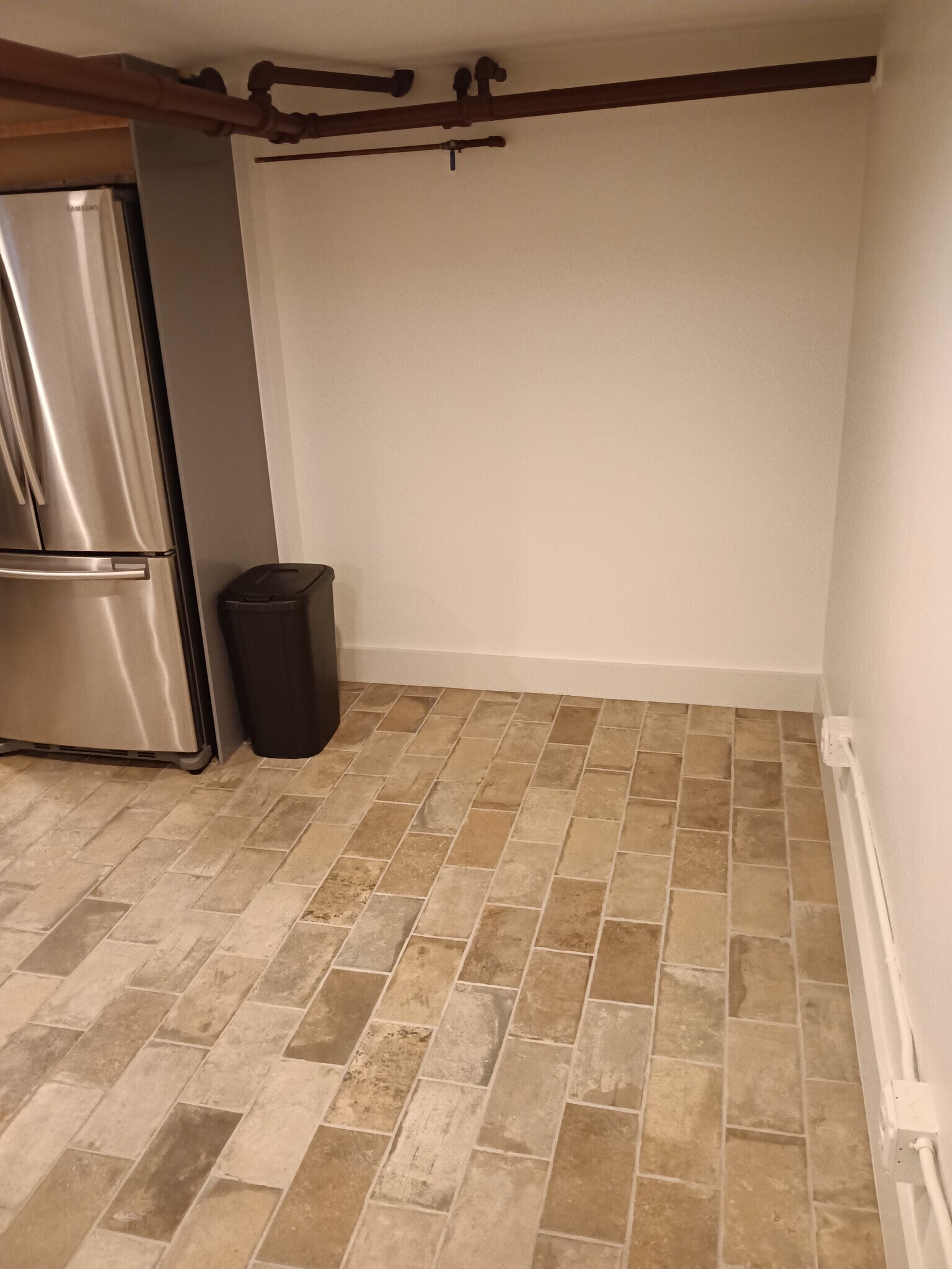 Tile floor in kitchen area - 2329 Clermont St