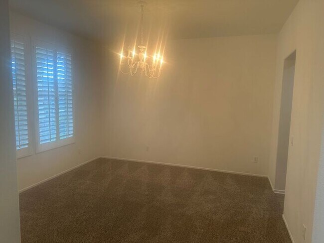 Building Photo - Spacious 3 + 2.5 Caynon Crest Home