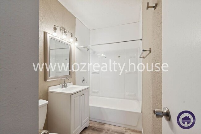 Building Photo - 1005 Elysian Ave