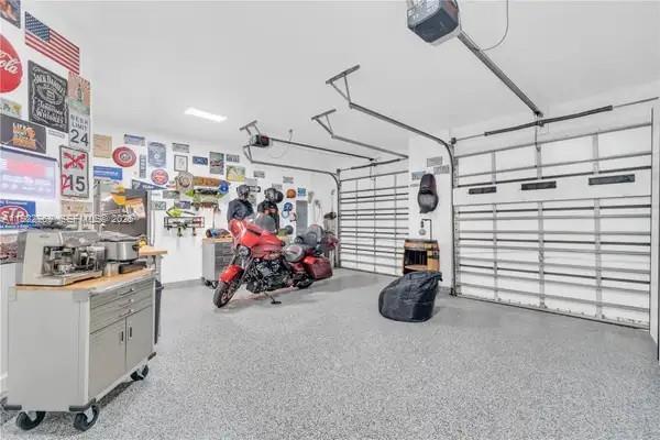 Building Photo - 6035 NW 104th Path