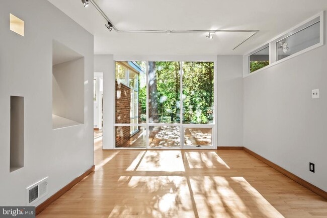 Building Photo - 2227 Glasgow Rd