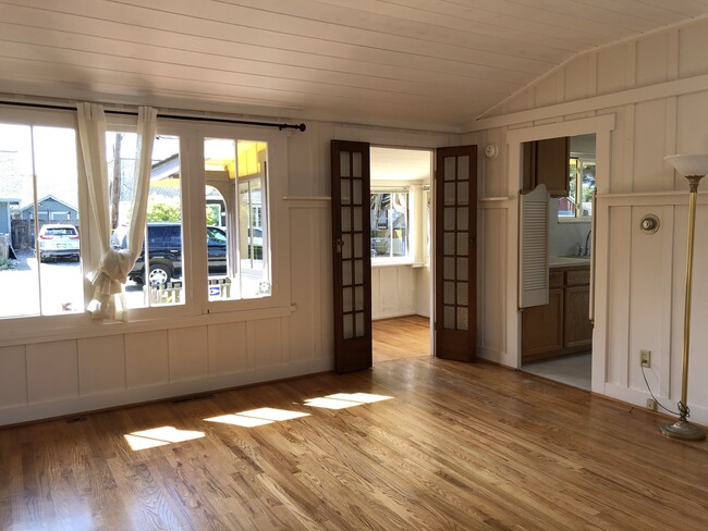 Building Photo - Adorable Two Bedroom in Pacific Grove!