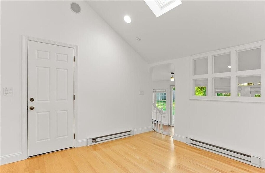 Building Photo - 8 Deerwood Ct