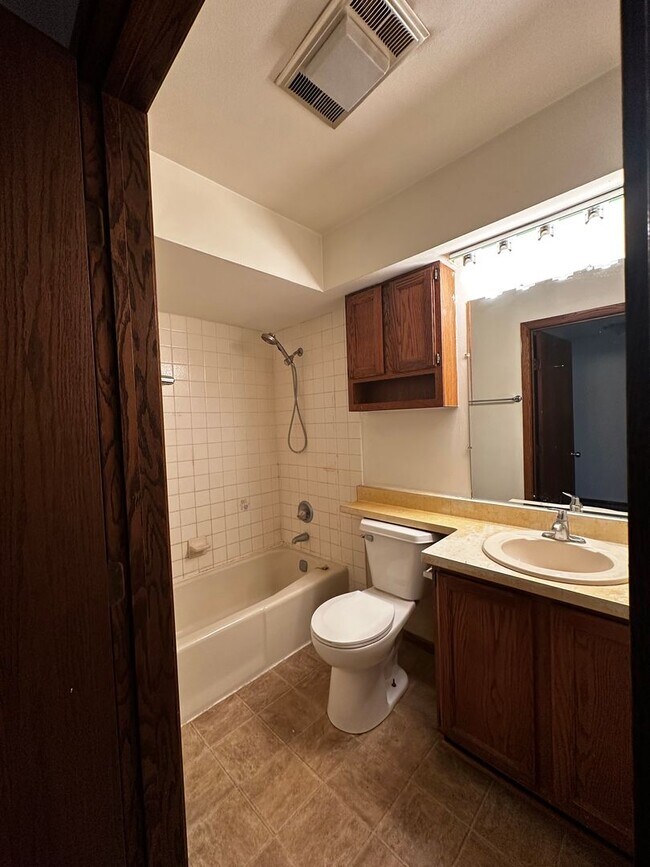 Building Photo - 5165 Cheney Dr