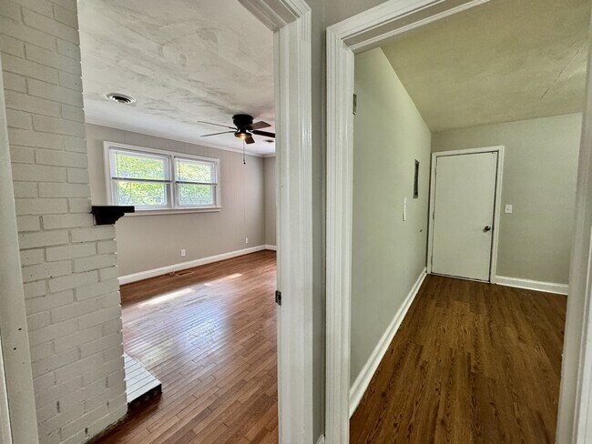 Building Photo - Recently Updated 4-Bedroom Ranch Home w/a 2 Bedroom Guest Cottage! Ready 05-01-26! Pet Friendly Home