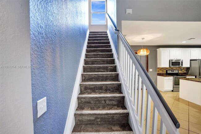 Building Photo - 2057 SE Avon Park Dr