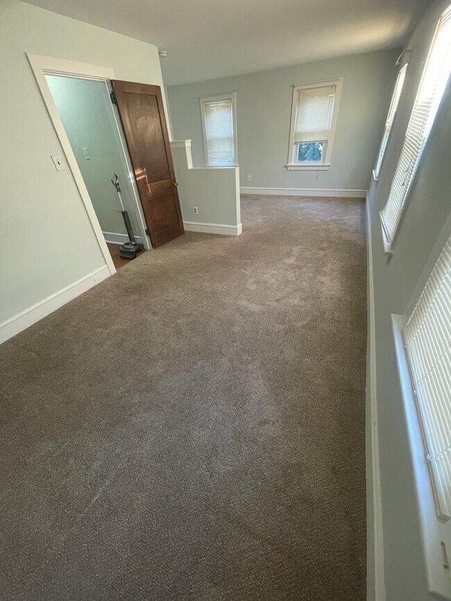 Building Photo - 339 Oak Rd