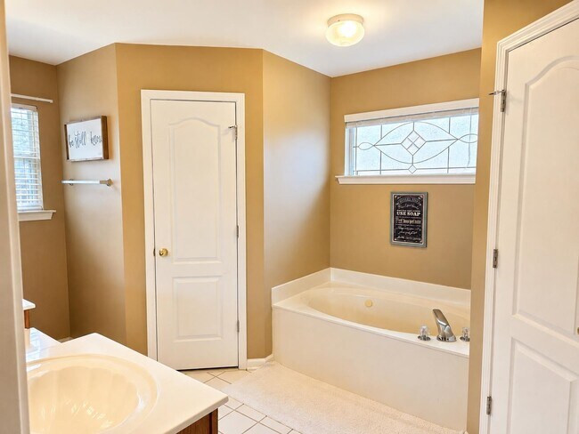Building Photo - 11652 Belle Manor Dr