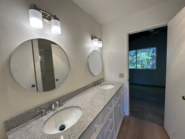 Building Photo - San Antonio HOA 3 bdrm 2 bath townhome