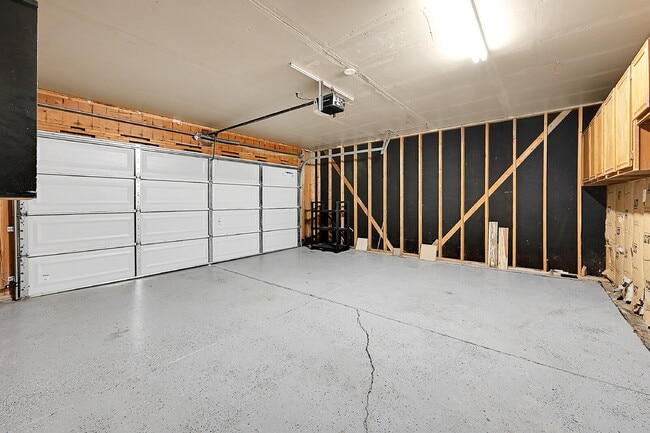 Building Photo - $2,095, 3 bed, 2 bath, located in Colorado...