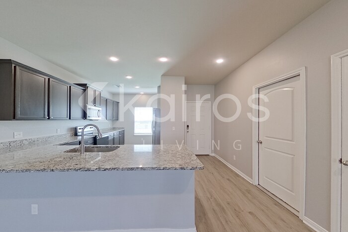 Building Photo - 721 St James Pl
