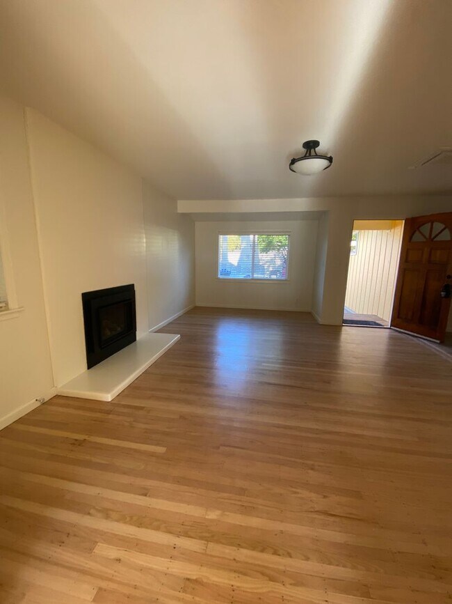 Building Photo - Bright & Cheery 2 Bedroom Home