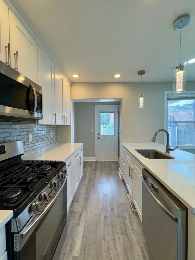 Building Photo - Charming 3 Bedroom/2 Bathroom Townhome in Dundalk, MD!