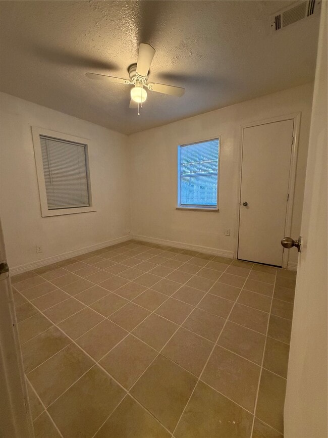 Building Photo - 8308 Lenore St