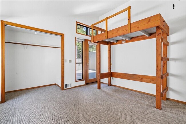 Building Photo - 561 Luneta Dr