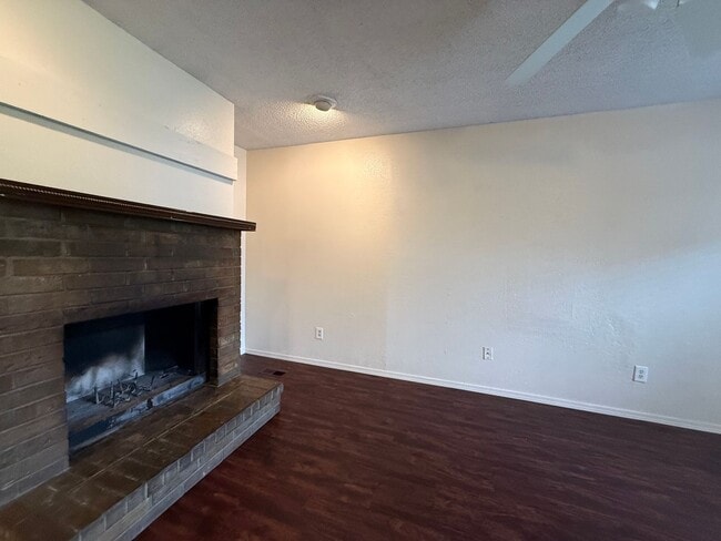 Building Photo - A 3 bed, 2 bath Duplex in Broken Arrow