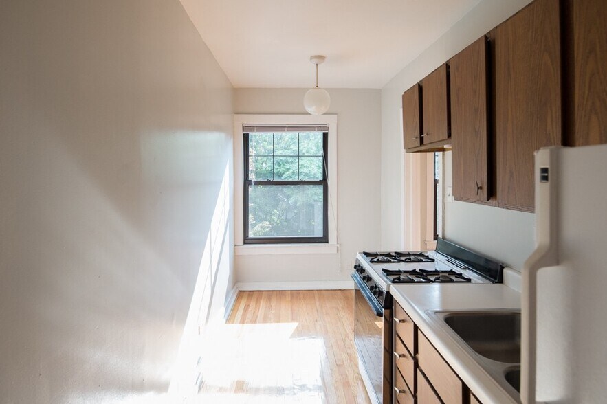 Building Photo - 3007 N Racine Ave