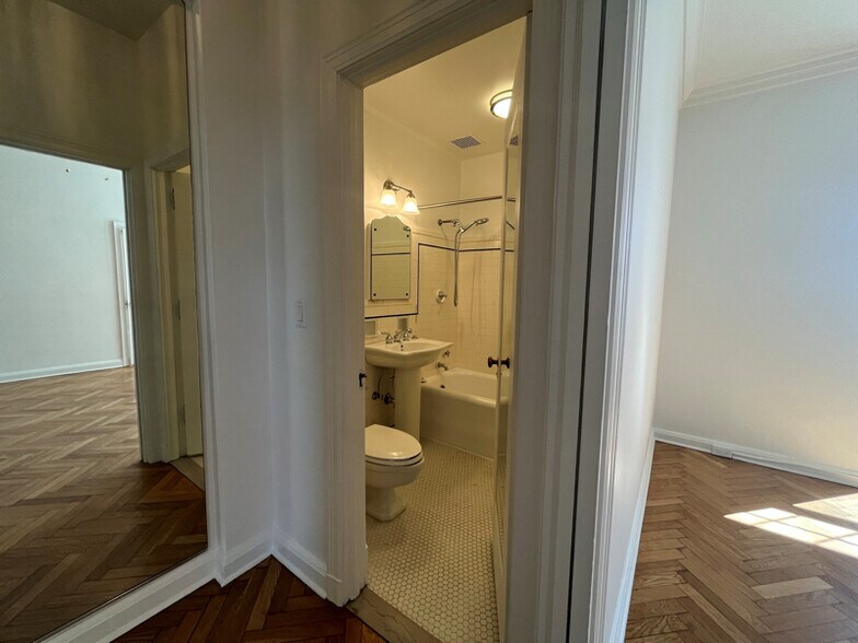 Building Photo - 925 E Wells St