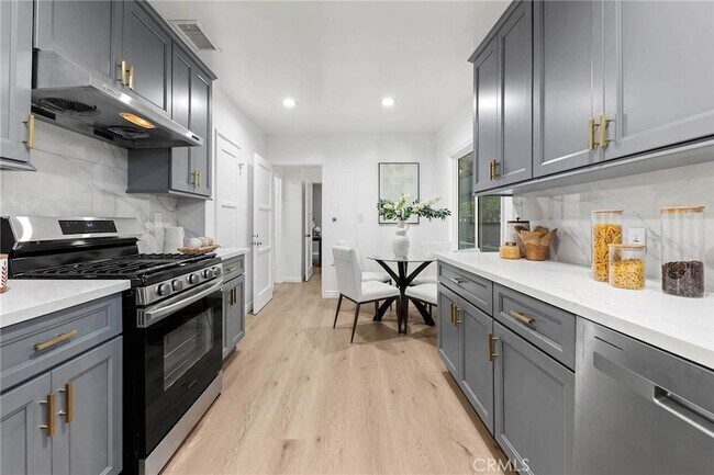 Building Photo - 1505 N Rosewood Ave