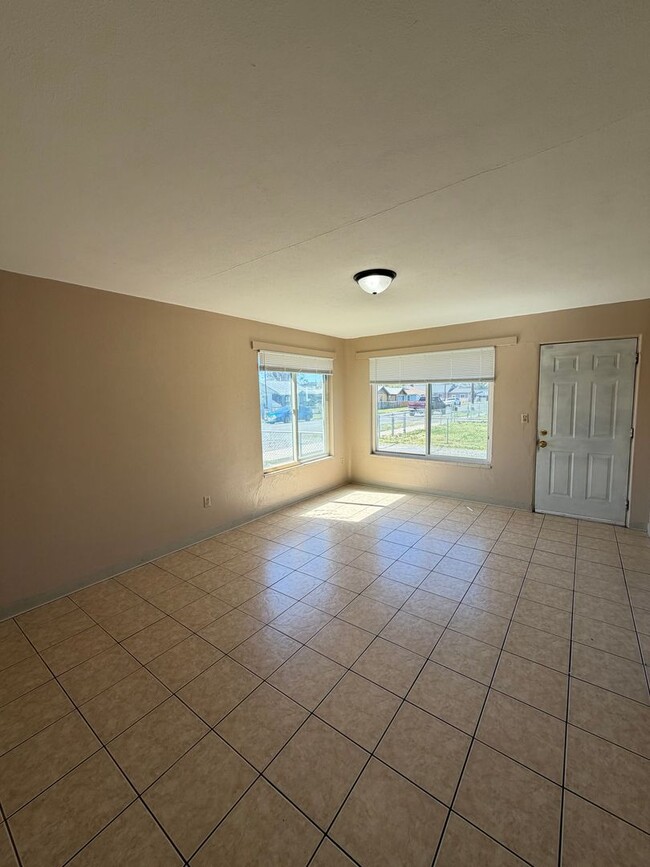 Building Photo - Spacious 1 bedroom, 1 bath Apartment with Tile Throughout!