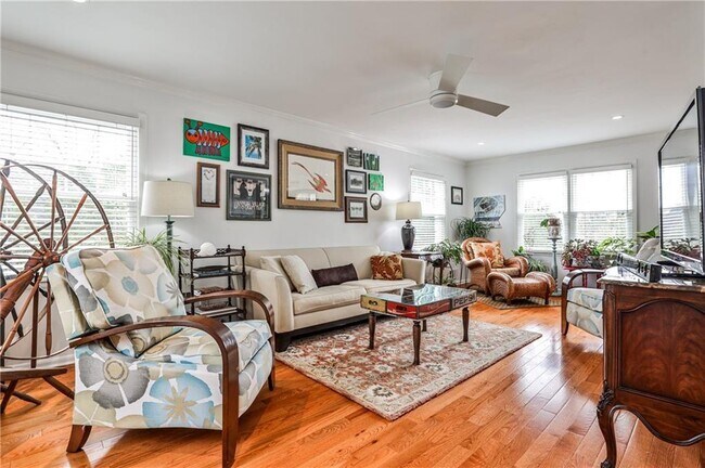 Building Photo - 800 Glenairy Dr NE