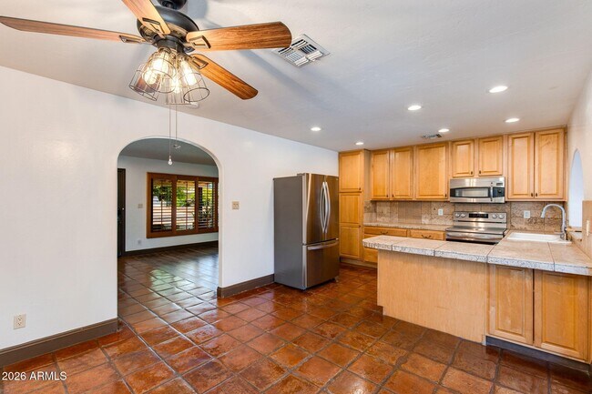 Building Photo - 2429 E Dahlia Dr