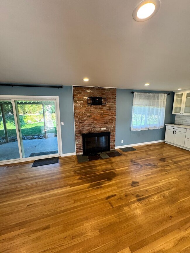 Building Photo - 3 Bedroom 1.5 baths! Walker & Cedar Hills ...