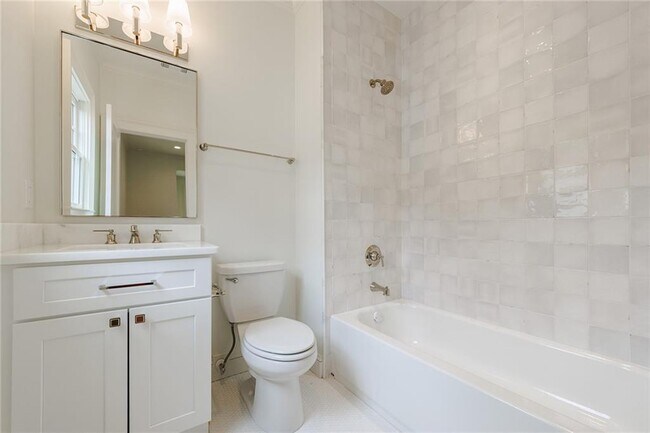 Building Photo - 2717 Skyland Dr NE