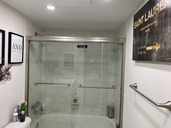 Building Photo - 3031 NE 51st St