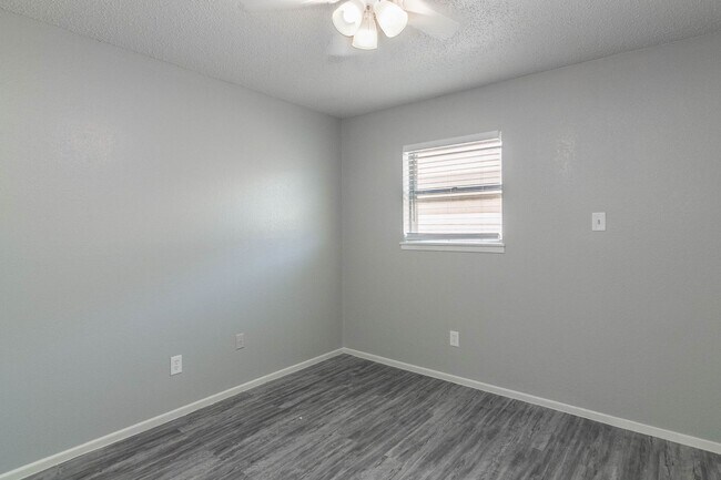 Building Photo - Remodeled units AVAILABLE NOW! Leasing fast!!!