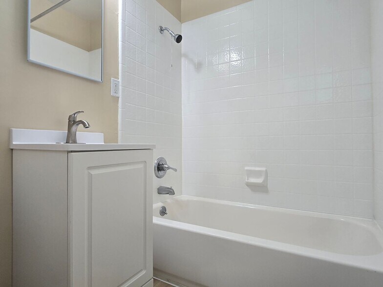 Building Photo - 45 Oak Ave