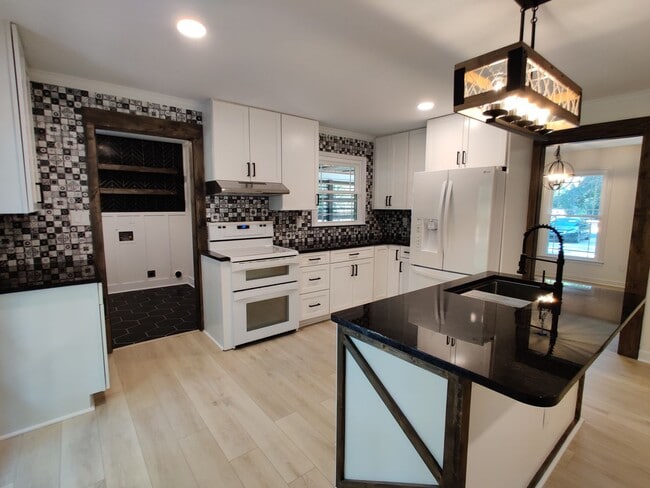 Building Photo - Renovated 3 Bedroom Home in Oakdale