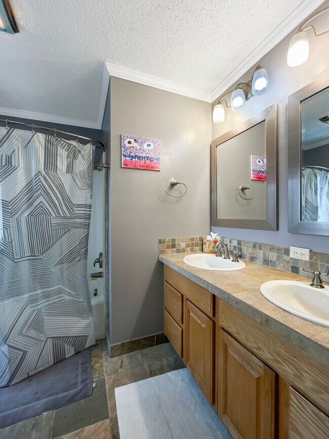 Building Photo - On Bus Route! 2bed/2.5 Bath, Sunny Town House!