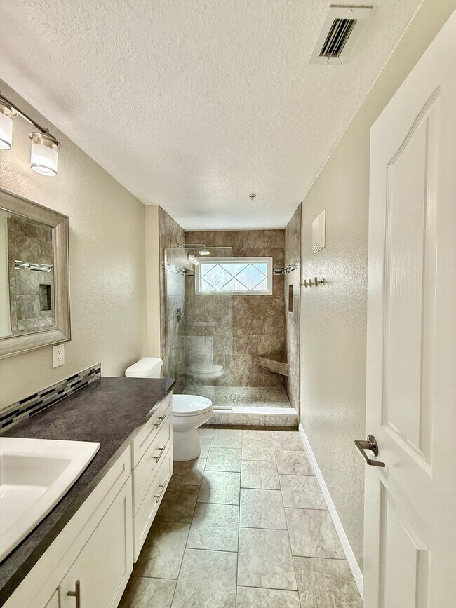 Building Photo - Immaculately updated 3/2.5 Three-Story Maitland Condo in Visconti!