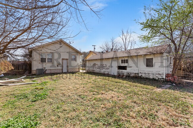Building Photo - 1011 S Marys Dr