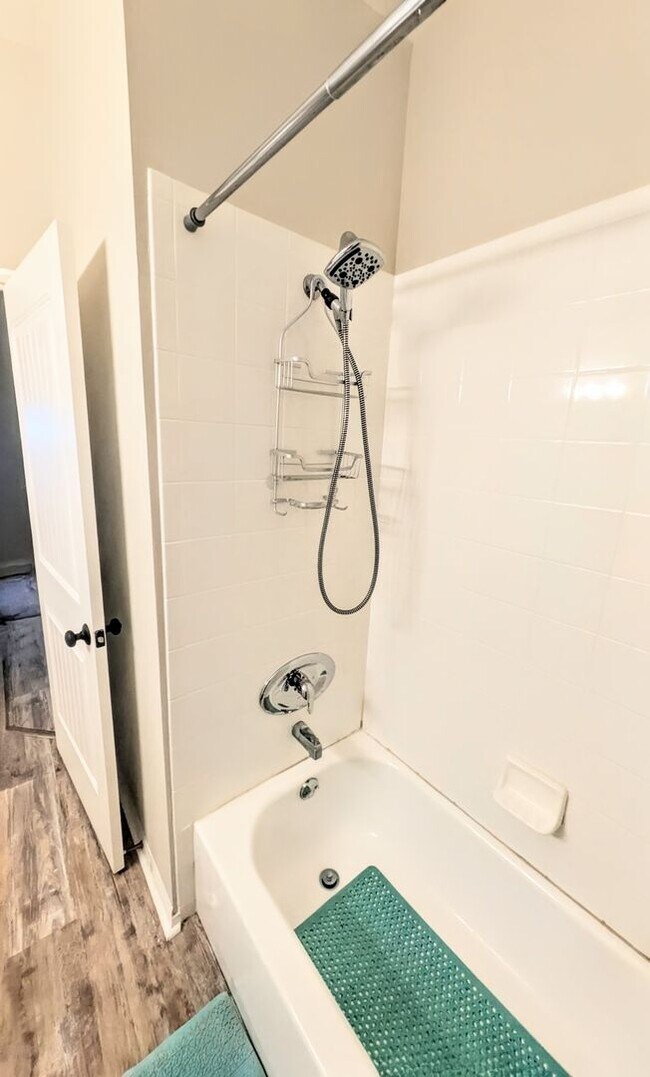 Building Photo - 6-12 month TURNKEY FURNISHED GOUNG FLOOR 2/2 CONDO