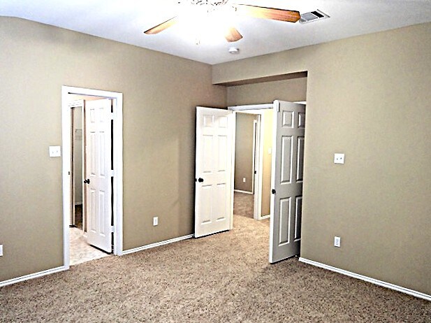 Building Photo - 2412 Hallie Ln