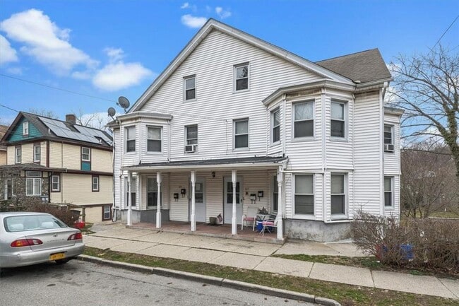 Building Photo - 105 Maple St