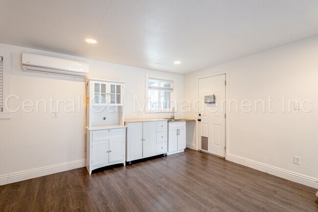 Building Photo - 3 Bedroom/2.5 Bath Home with a Mother In Law Unit - $2595 per month!