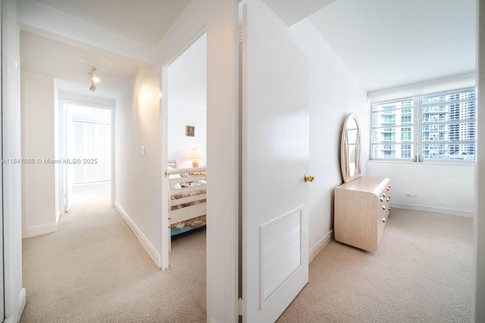 Building Photo - 1408 Brickell Bay Dr