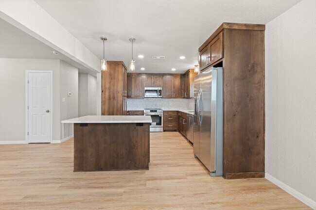 Building Photo - 3 Bed, 2 Bath Duplex (3rd bed is detached)