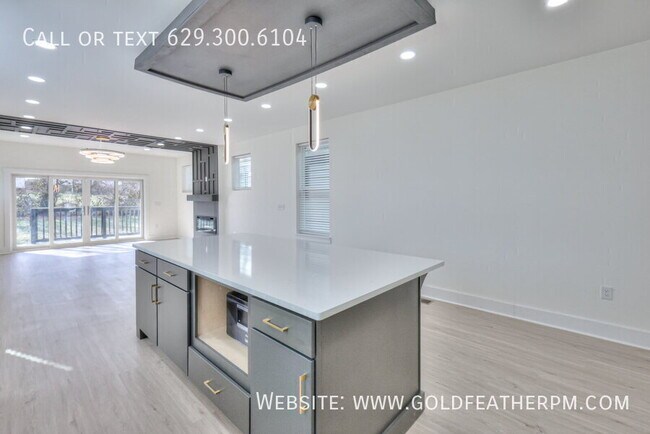 Building Photo - 402 E Trinity Ln