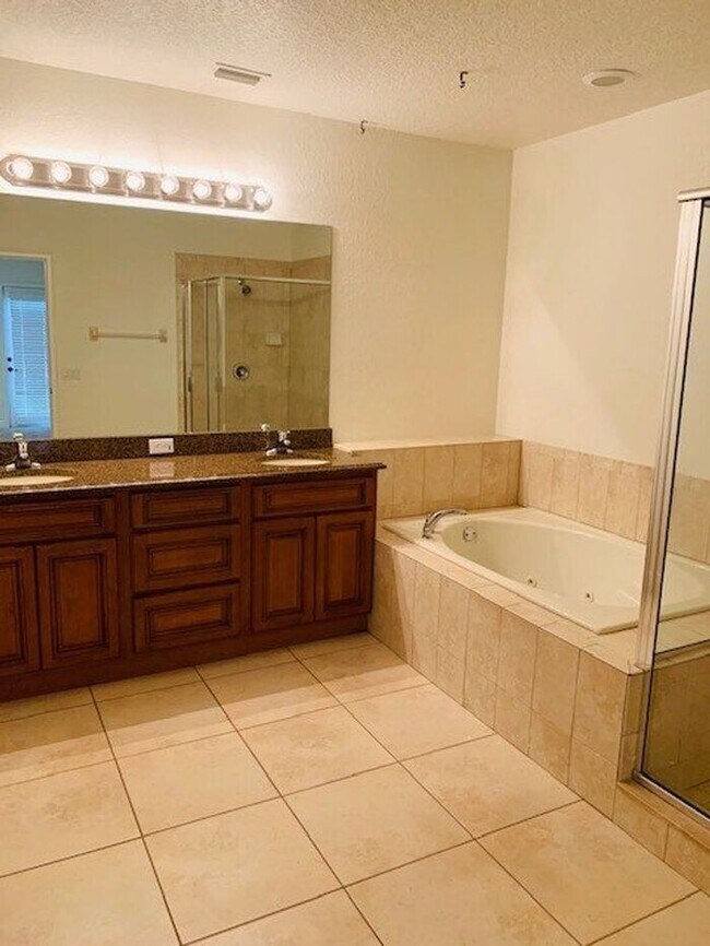 Building Photo - Gated Community of La Fortuna in Kissimmee
