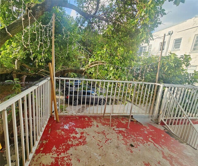 Building Photo - 977 SW 5th St