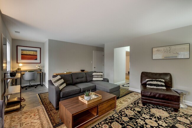 Building Photo - 226 S Hoyne Ave