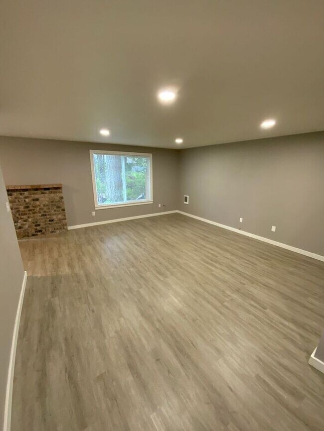 Building Photo - West Olympia 2bdr 1.5bath Townhome w/ garage & parking