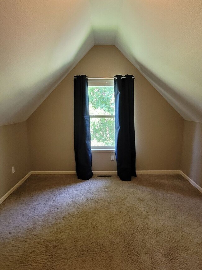 Building Photo - 3 Bedroom 2.5 Bathroom Home