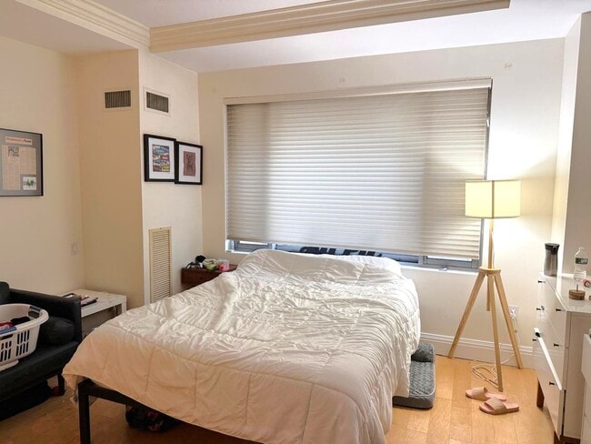 Building Photo - Elegant Back Bay Living in Full-Service La...