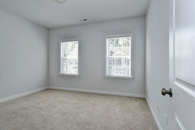 Building Photo - Immaculate End-Unit Townhome