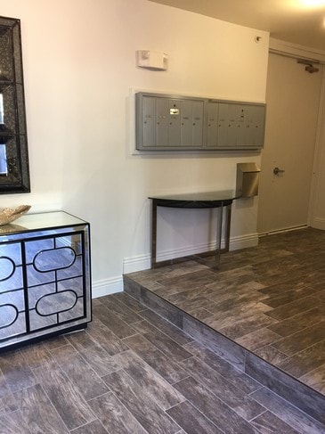 Lobby/mailbox - 11952 Montana Ave